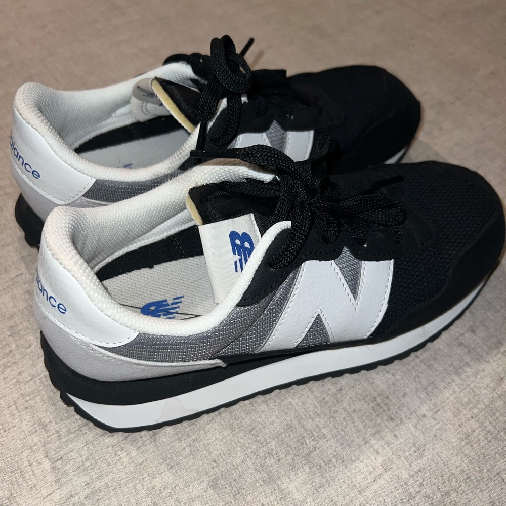 New Balance 237. Youth 6 or women’s 8.